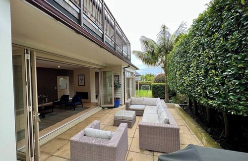 Devonport House | Just steps away from the beach!