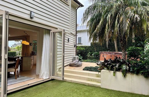 Devonport House | Just steps away from the beach!