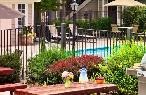 Sharonville House | Just What You Were Looking For! 2 Comfortable Units, Free Breakfast & Parking