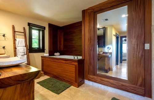 Kihei House | K B M Resorts: Maui Hale-1470, Beach Front House, 3 Bedroom, On the Sand, Sleeps 10+, Perfect for Families, L'occitane, Privacy, Includes Rental Car!