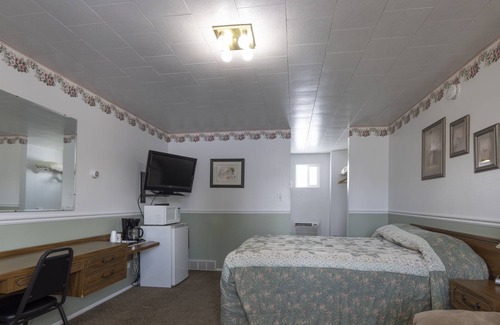 Frontier House | KABINO: Fossil Butte Motel #14 King A/C Mini Fridge Microwave Cable Wifi