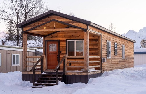 Valdez Cabin | Kade's Cabin | 2 bed 1 bath urban cabin