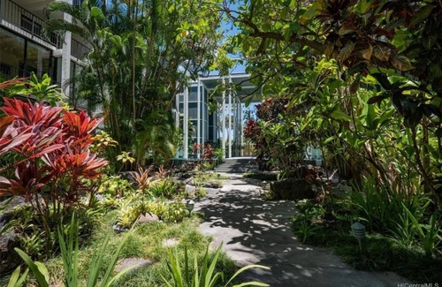 Waialae Iki Condo | Kahala Beachfront Unique Bohemian Home
