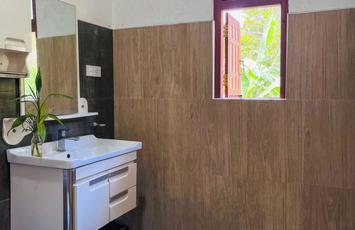 Kandy House | Kandy Bloomstay is a warm, hillside retreat just 10 min walk from Kandy city.