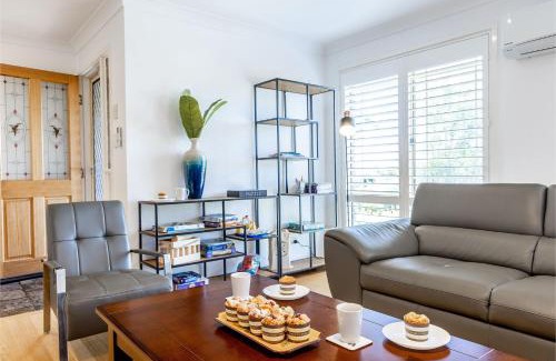 Salamander Bay House | Kanimbla House 15 Kanimbla Dr - air con, WiFi and pet friendly