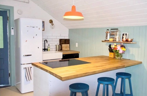 Kingston Cottage | Kapitan’s cottage : Rustic, Private & steeped in Nature. Salt Pool Open Pets OK