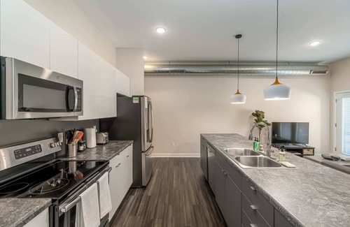 Downtown Des Moines Apartment | Kasa | 2BD, Walk to Sculpture Park | Des Moines