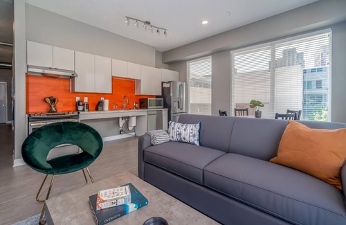 Downtown Des Moines Apartment | Kasa 2BD Walk to Sculpture Park Des Moines