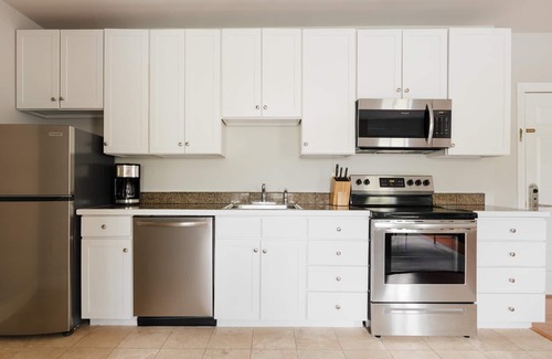 Del Ray Apartment | Kasa Del Ray | Cozy 1BD in the Heart of Potomac | Alexandria