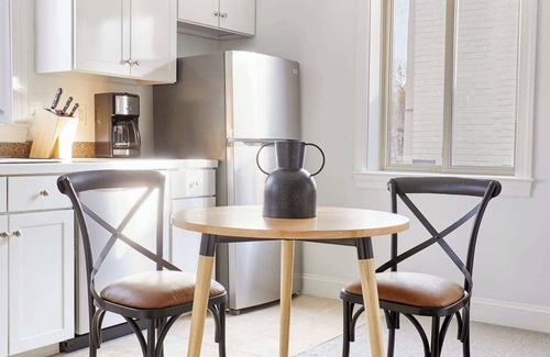 Del Ray Apartment | Kasa Del Ray | King Studio | Alexandria