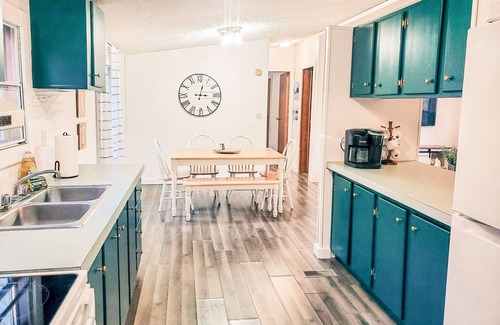 Se Ree House | Kayaks Included- Riverfront Getaway at Tucky Cabin Pet Friendly