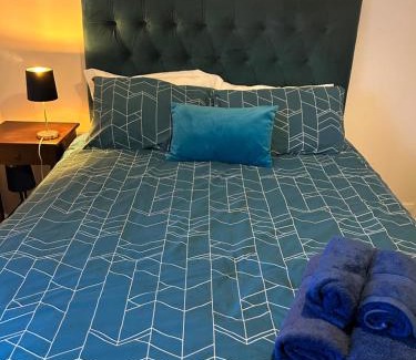 Horsham House | KB99 Comfy 2 Bedroom House in Horsham, pets very welcome with easy links to London and Gatwick