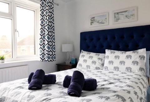 Horsham House | KB99 Comfy 2 Bedroom House in Horsham, pets very welcome with easy links to London and Gatwick