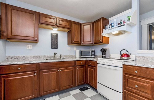 Hyde Park House | KC Parkside walkout - walkable to The Plaza and The Nelson