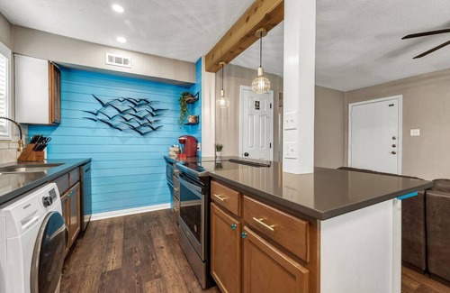College Station Apartment | Kelly's Cove: 1st Flr 2 Bdrm-Walk to A&M-King Beds