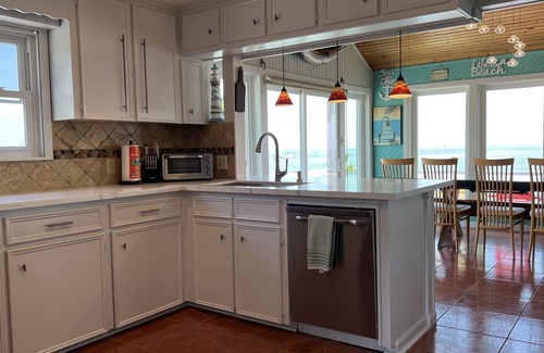 Clear Lake Shores House | Kemah Seaside Retreat: Last minute deal! Call or text for rates 713-425-9109.