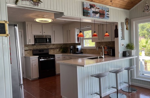 Clear Lake Shores House | Kemah Seaside Retreat: Last minute deal! Call or text for rates 713-425-9109.
