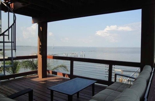 Clear Lake Shores House | Kemah Seaside Retreat: Last minute deal! Call or text for rates 713-425-9109.