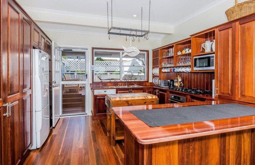 Yamba House | Kenlee - Spacious Holiday Home with Great Views - Pets Considered