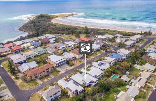 Yamba House | Kenlee - Spacious Holiday Home with Great Views - Pets Considered