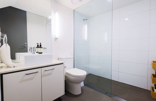 Kensington Apartment | Kensington petite apartment w/direct street access