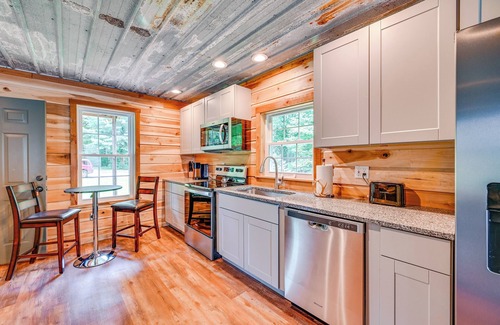 Hadley Apartment | Kentucky Cabin Retreat w/Covered Porch & Views