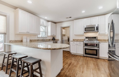 Kessler House | Kessler Park Bungalow - Walking distance to Bishop Arts District