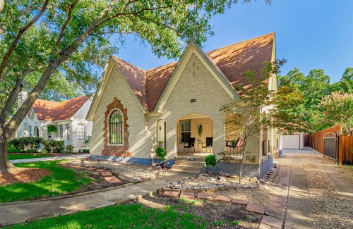 Kessler House | Kessler Park Bungalow - Walking distance to Bishop Arts District