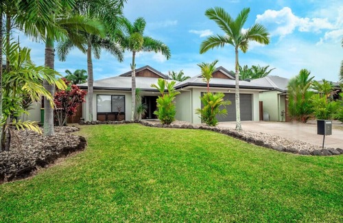 Kewarra Beach House | Kewarra Beach King Bed 4BR House; Pool, BBQ, Dog Friendly