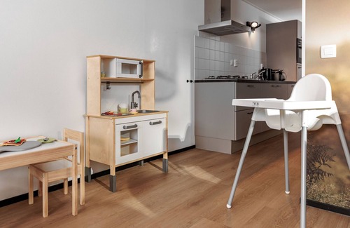 Schaijk Cottage | Kids lodge with dishwasher, on a holiday park in a green environment