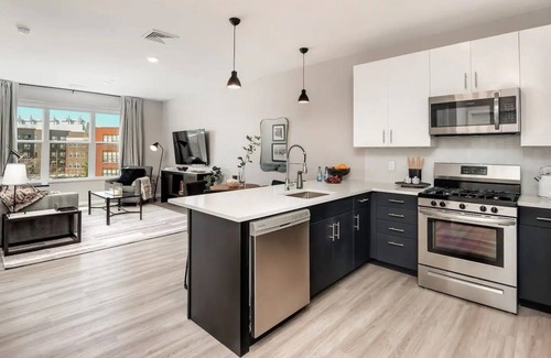 The Hill Apartment | King 1BR W/Parking, Pool & Gym
