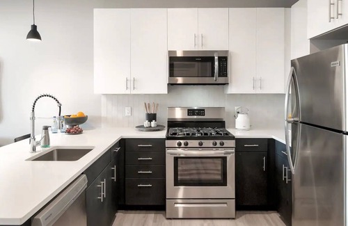 The Hill Apartment | King 1BR W/Parking, Pool & Gym
