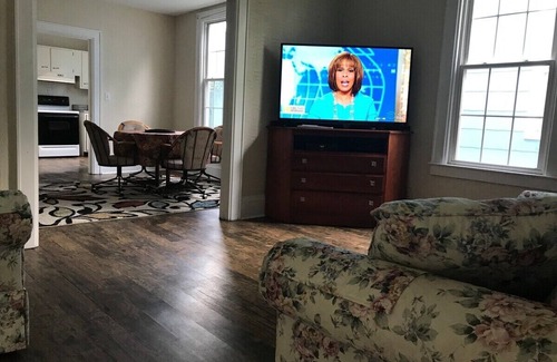 South Charleston House | King and 2 Queens 55 Smart tv