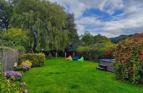 South Cadbury House | King Arthur's Rest House, Hot Tub & Garden Sleeps 10