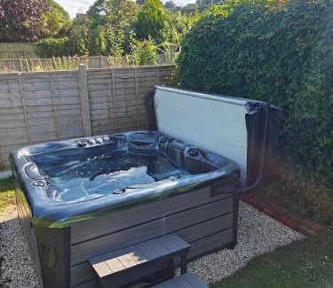South Cadbury House | King Arthur's Rest House, Hot Tub & Garden Sleeps 10