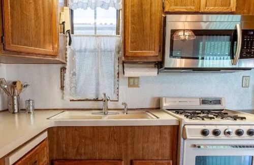 Yuma House | King Bed Comfortable Park Model - pools & hot tubs