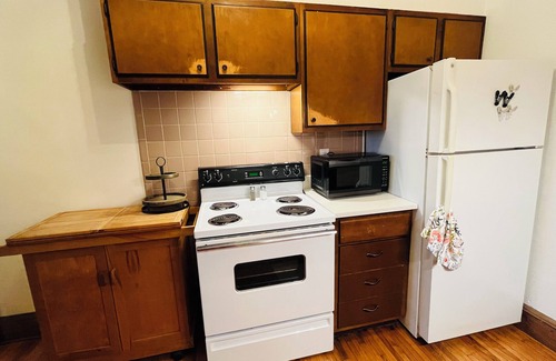 Kirksville Apartment | KING bed DOWNTOWN walkable eats and coffee
