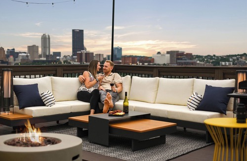 South Side Slopes House | King Bed Garage Rooftop Views Sleeps 14 Game room walk to Carson St