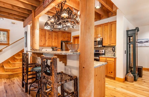 Sundance Cabin | KING BED, HOT TUB, SEPARATE GUEST HOUSE, BACK LAWN, WOOD FIREPLACE