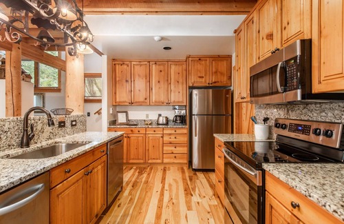 Sundance Cabin | KING BED, HOT TUB, SEPARATE GUEST HOUSE, BACK LAWN, WOOD FIREPLACE