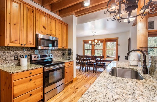 Sundance Cabin | KING BED, HOT TUB, SEPARATE GUEST HOUSE, BACK LAWN, WOOD FIREPLACE
