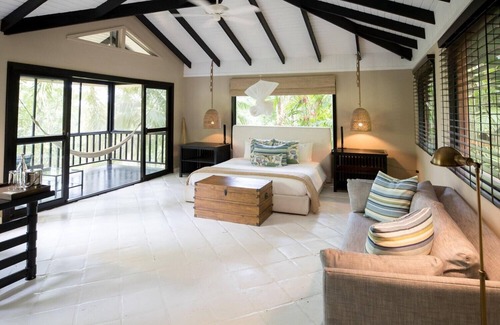 Punta Gorda Resort | King-Bed Jungle Suite w/Spectacular Views & Balcony - WiFi & A/C Included