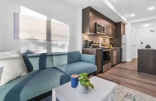 Crescent Heights Apartment | King Bed | Mins to Saddledome | Cgy Tower Views