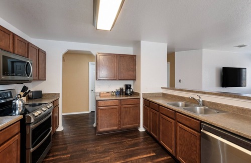 Selma House | King Bed, Private Office, Free Parking