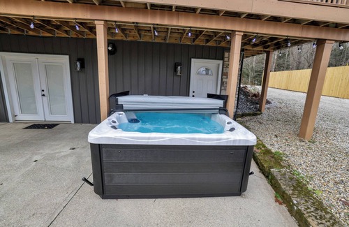 Sugar Grove House | King Bed Serenity Retreat Hot Tub/Bar/Game Room