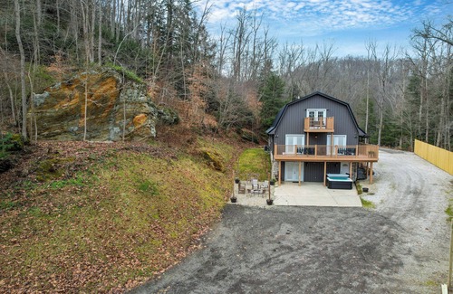 Sugar Grove House | King Bed Serenity Retreat Hot Tub/Bar/Game Room