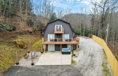 Sugar Grove House | King Bed Serenity Retreat Hot Tub/Bar/Game Room