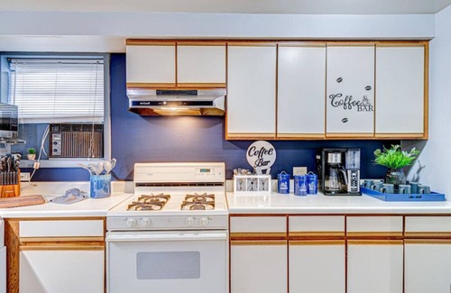 Elmwood Park Apartment | King Bed Studio | 60" HDTV | Safe | Close to Metra