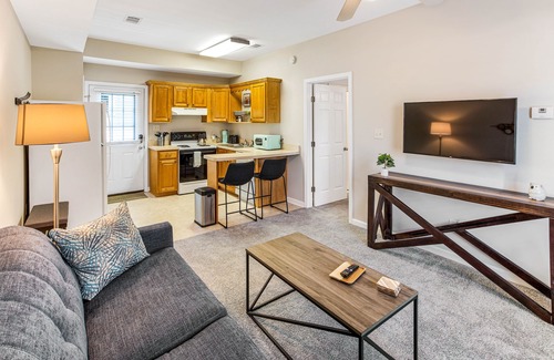 Dixon Park Apartment | King Bed + Walking Distance to Forsyth Park by Lucky Savannah