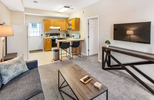 Dixon Park Apartment | King Bed + Walking Distance to Forsyth Park by Lucky Savannah